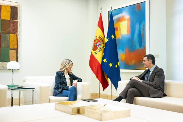 El presidente del Gobierno, Pedro Sánchez y la vicepresidenta segunda y ministra de Trabajo, Yolanda Díaz, durante una reunión en el Complejo de La Moncloa, a 11 de marzo de 2025, en Madrid (España).