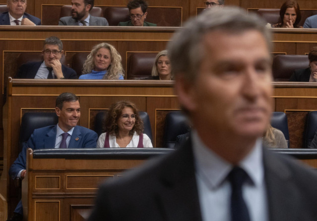 Archivo - El presidente del Gobierno, Pedro Sánchez y la vicepresidenta primera y ministra de Hacienda, María Jesús Montero, durante una sesión plenaria, en el Congreso de los Diputados, a 27 de noviembre de 2024, en Madrid (España).
