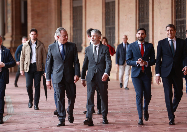 El ministro del Interior, Fernando Grande-Marlaska (2i), junto al delegado del Gobierno, Pedro Fernández (1d), el alcalde de Sevilla, José Luis Sanz (1i), y el secretario de Estado Rafael Pérez (2d), a la llegada a la reunión sobre el FpD4. A 11 de marzo
