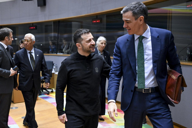 El presidente del Gobierno, Pedro Sánchez (d) y el presidente de Ucrania, Volodimir Zelenski (i), conversan durante la reunión extraordinaria del Consejo Europeo, a 6 de marzo de 2025, en Bruselas (Bélgica).
