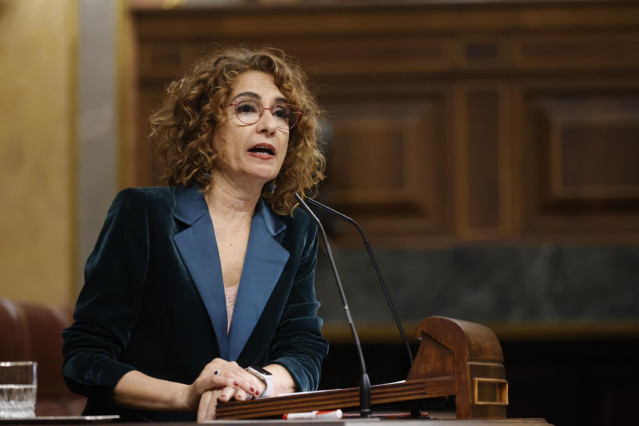 La vicepresidenta primera y ministra de Hacienda, María Jesús Montero, interviene durante una sesión plenaria en el Congreso de los Diputados, a 26 de febrero de 2025, en Madrid (España).