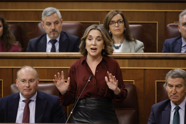 La secretaria del PP, Cuca Gamarra, interviene durante una sesión de control al Gobierno en el Congreso de los Diputados, a 26 de febrero de 2025, en Madrid (España).