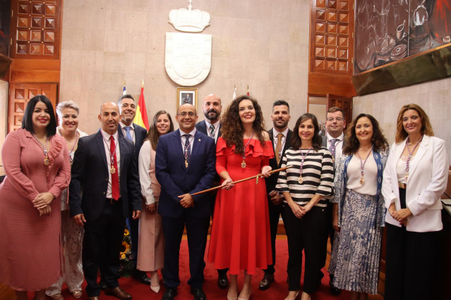 Archivo - La alcaldesa de Granadilla, Jennifer Miranda, con el grupo de gobierno