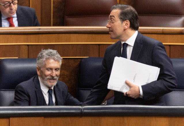 El ministro de Interior, Fernando Grande-Marlaska (i) y el ministro de Asuntos Exteriores, Unión Europea y Cooperación, José Manuel Albares (d), durante un pleno en el Congreso de los Diputados
