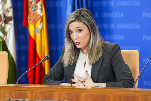 La portavoz del Grupo Parlamentario Socialista, María Márquez, durante la ronda de ruedas de prensa de portavoces de los grupos parlamentarios en el Parlamento de Andalucía, a 12 de marzo de 2025 en Sevilla (Andalucía, España). Los portavoces de los grupo