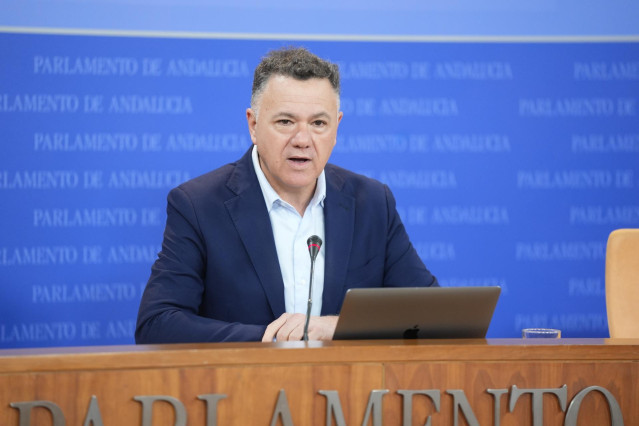 El parlamentario de Por Andalucía Juan Antonio Delgado, en rueda de prensa.