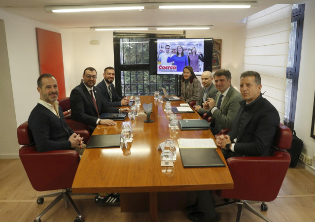 El presidente del Principado, Adrián Barbón, recibe a los representantes de Costco Wholesale, Neil Daniels y Marta Fernández; de Bogaris Javier Marín y Enrique Porta, y al alcalde de Siero Ángel García.