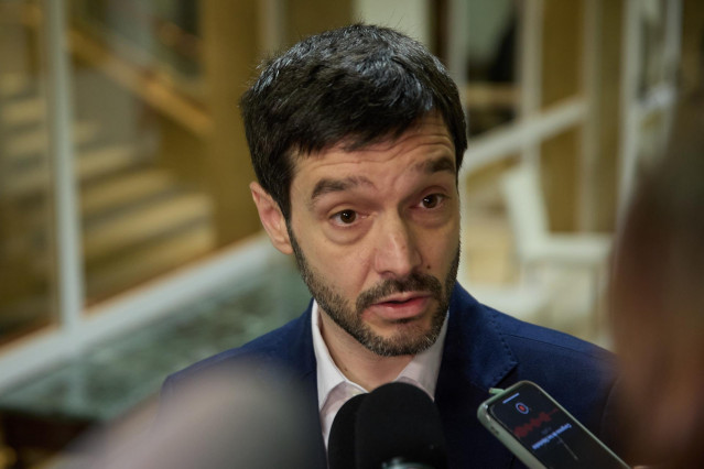 Archivo - El ministro de Derechos Sociales, Consumo y Agenda 2030, Pablo Bustinduy, ofrece declaraciones a los medios