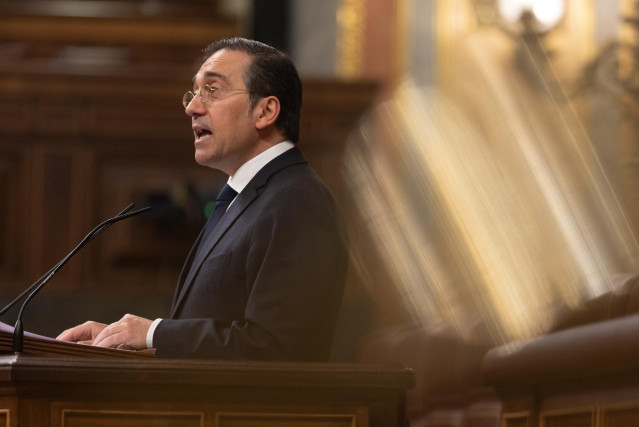 El ministro de Asuntos Exteriores, Unión Europea y Cooperación, José Manuel Albares, interviene durante un pleno en el Congreso de los Diputados