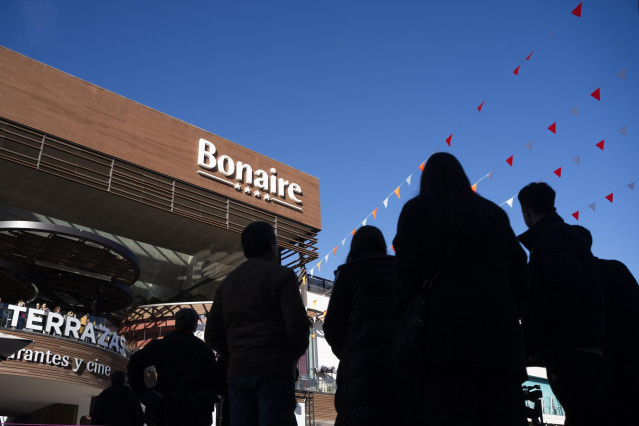 Clientes y visitantes durante la reapertura de gran parte de las tiendas del centro comercial de Bonaire, comprado recientemente por Castellana