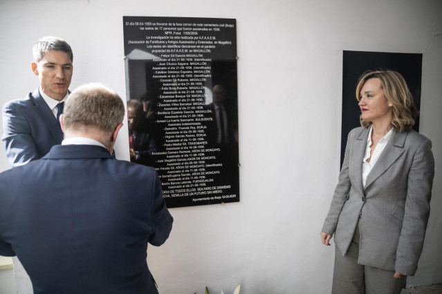 La ministra de Educación, FP y Deportes y portavoz el Gobierno, Pilar Alegría (d), durante el descubrimiento de una placa en homenaje a las 17 víctimas aragonesas de la Guerra, en el Cementerio de Borja.