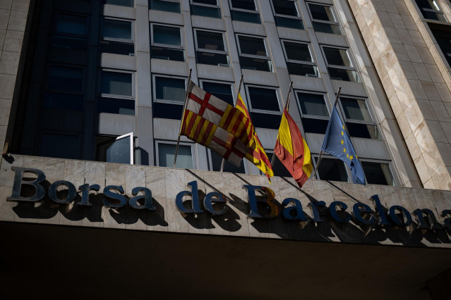 Archivo - Exterior de la Bolsa de Barcelona.