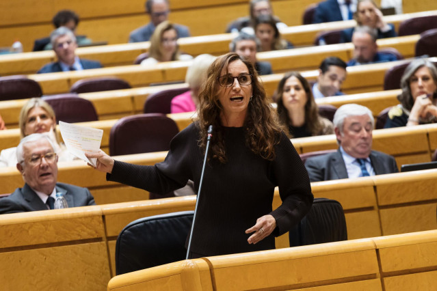 Archivo - La ministra de Sanidad, Mónica García, interviene durante una sesión plenaria en el Senado