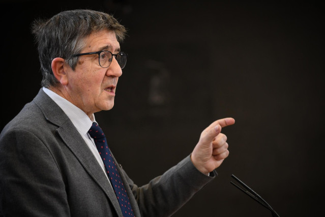 El portavoz del PSOE en el Congreso, Patxi López, durante una rueda de prensa posterior a la Junta de Portavoces en el Congreso de los Diputados, a 11 de marzo de 2025, en Madrid (España).