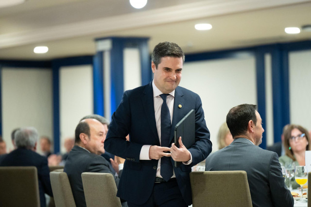 El consejero de Industria, Transición Energética y Sostenibilidad, Mikel Jauregi, antes pa intervenir en un desayuno informativo en Bilbao