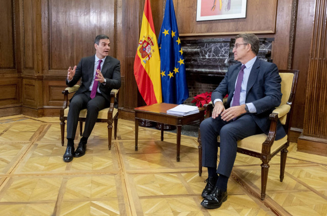 Archivo - El presidente del Gobierno, Pedro Sánchez (i), y el líder del PP, Alberto Núñez Feijóo (d), conversan durante una reunión, en el Congreso de los Diputados, a 22 de diciembre de 2023, en Madrid (España).