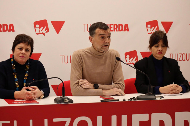 Archivo - El coordinador general de Izquierda Unida, Antonio Maíllo, en rueda de prensa junto a la ministra Sire Rego y la diputada de IU en La Rioja, Henar Moreno