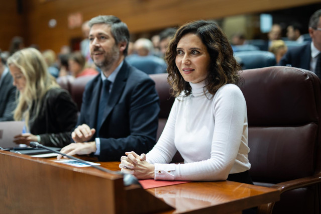 La presidenta de la Comunidad de Madrid, Isabel Díaz Ayuso, y el consejero de Presidencia, Miguel Ángel García Martín, durante un pleno en la Asamblea de Madrid, a 13 de marzo de 2025, en Madrid (España).