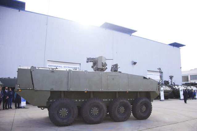 Archivo - Detalle de los nuevos vehículos durante la presentación de los siete primeros Vehículos de Combate sobre Ruedas (VCR) 8x8 Dragón al Ministerio de Defensa y el Ejército de Tierra en la Fábrica de Trubia de GDELS-Santa Bárbara Sistemas en Alcalá d