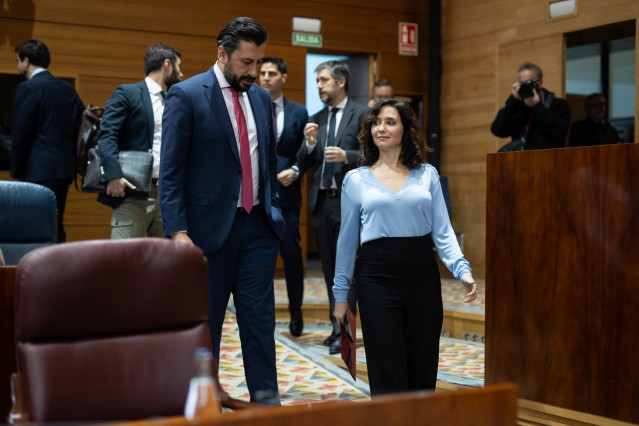 El portavoz del PP en la Asamblea de Madrid, Carlos Díaz-Pache y la presidenta de la Comunidad de Madrid, Isabel Díaz Ayuso, llegan a un pleno en la Asamblea de Madrid,