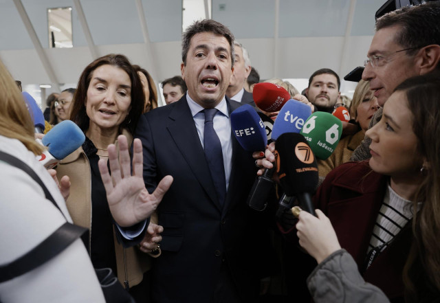 El president de la Generalitat, Carlos Mazón, ofrece declaraciones a los medios a su llegada a la exposición 'Leonardo da Vinci 500 anys de geni', en el Museu de les Ciències de València
