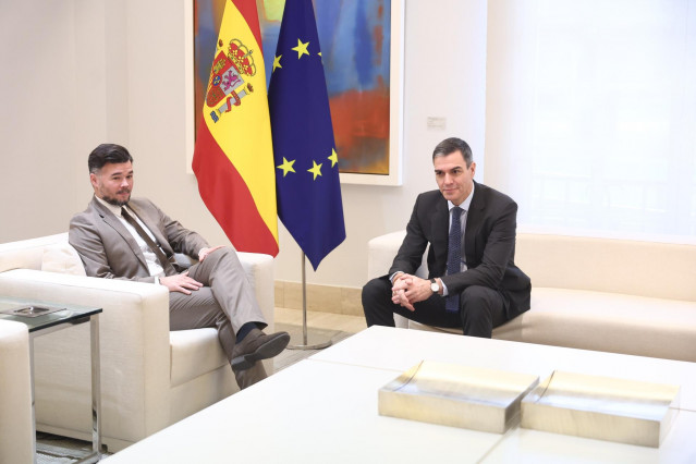 El presidente del Gobierno, Pedro Sánchez (d), recibe al portavoz de ERC en el Congreso, Gabriel Rufián (i), en el Palacio de la Moncloa, a 13 de marzo de 2025, en Madrid (España).