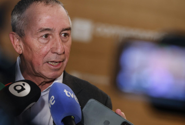 Archivo - El síndic de Compromís en Les Corts, Joan Baldoví, atiende a los medios de comunicación para explicar los acuerdos adoptados por el grupo parlamentario en el contexto de la DANA, a 18 de noviembre de 2024, en Valencia, Comunidad Valenciana (Espa