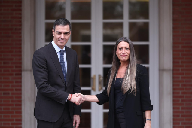 El presidente del Gobierno, Pedro Sánchez, recibe a la portavoz de Junts en el Congreso, Miriam Nogueras, en el Palacio de la Moncloa, a 13 de marzo de 2025, en Madrid (España).