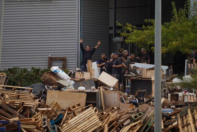 Archivo - Destrozos en las inmediaciones del centro comercial Bonaire.