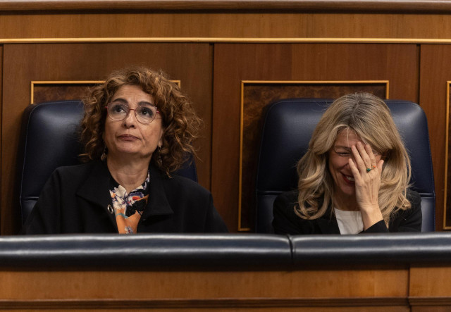 La vicepresidenta primera y ministra de Hacienda, María Jesús Montero (i) y la vicepresidenta segunda y ministra de Trabajo, Yolanda Díaz (d), durante un pleno en el Congreso de los Diputados, a 12 de marzo de 2025, en Madrid (España).