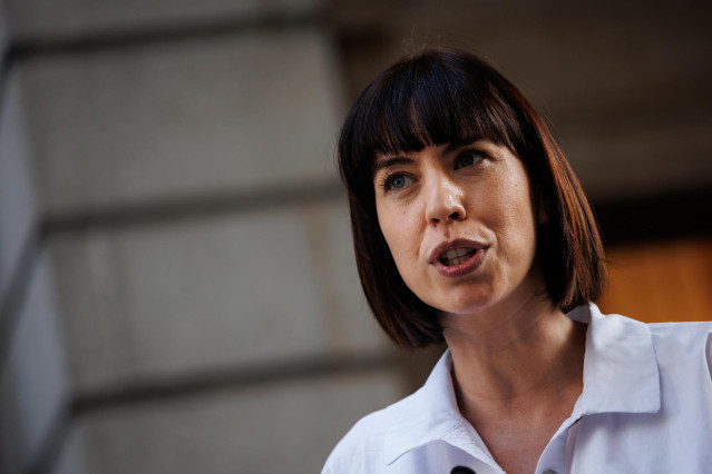 Archivo - La ministra de Ciencia e Innovación, Diana Morant, ofrece declaraciones a los medios a su salida de una sesión plenaria, en el Congreso de los Diputado.