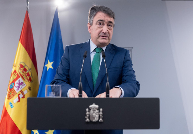 El portavoz del PNV en el Congreso, Aitor Esteban, ofrece una rueda de prensa tras un encuentro con el presidente del Gobierno, Pedro Sánchez, en el Palacio de la Moncloa, a 13 de marzo de 2025, en Madrid (España).