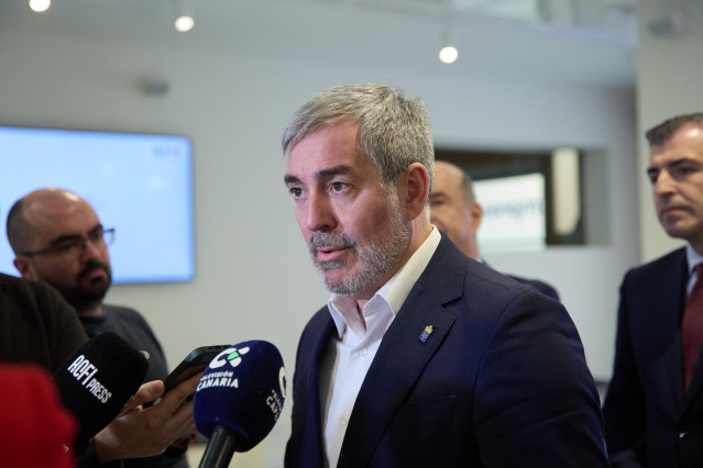Archivo - El presidente de Canarias, Fernando Clavijo, ofrece declaraciones a los medios