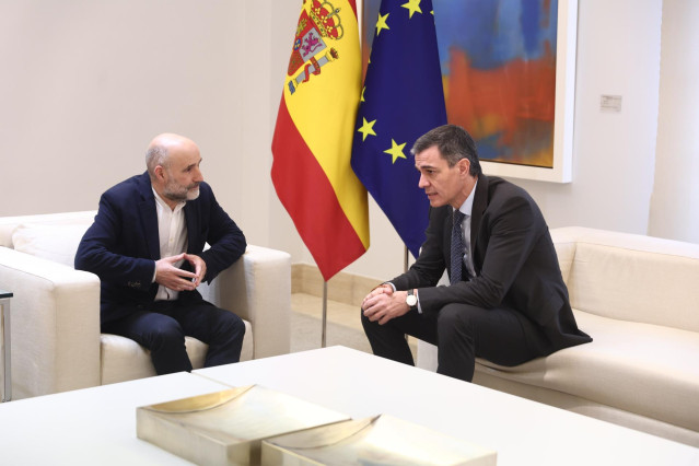 El presidente del Gobierno, Pedro Sánchez (d), recibe al portavoz del BNG en el Congreso, Néstor Rego (i), en el Palacio de la Moncloa, a 13 de marzo de 2025, en Madrid (España).