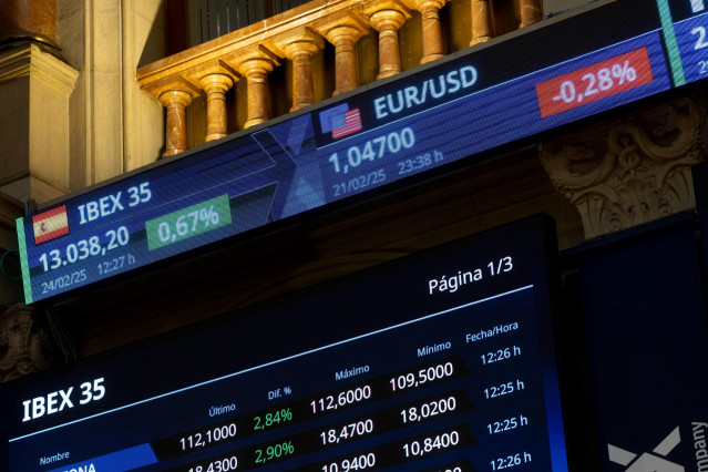 Paneles en el interior del Palacio de la Bolsa, a 24 de febrero de 2025, en Madrid (España).