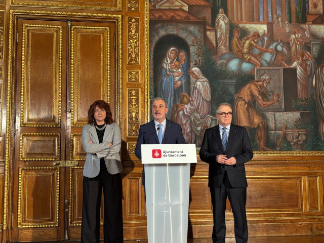 El alcalde de Barcelona, Jaume Collboni, junto a la primera teniente de alcaldía, Laia Bonet, y el teniente de Economía, Jordi Valls, en rueda de prensa para valorar la sentencia del Tribunal Constitucional