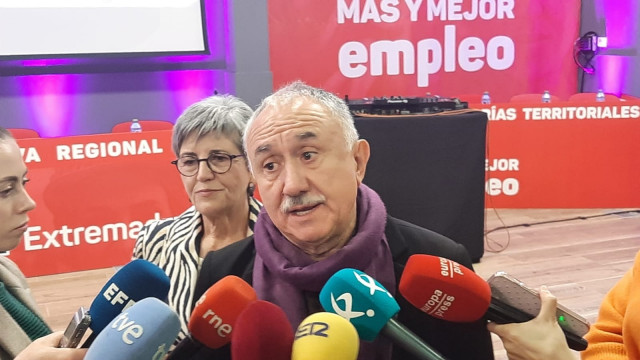 El secretario general de UGT, Pepe Álvarez, atiende a los medios en Mérida