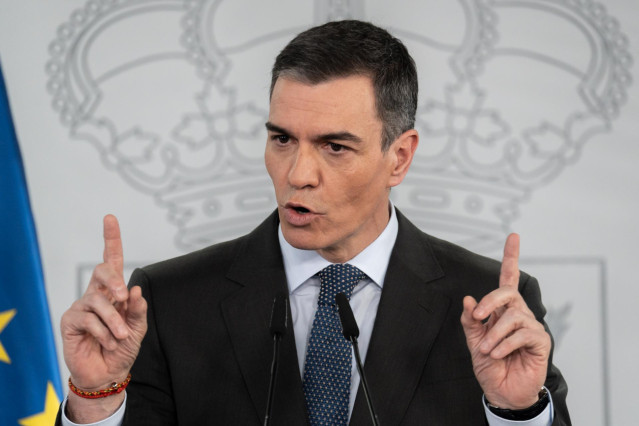 El presidente del Gobierno, Pedro Sánchez, durante una rueda de prensa posterior a la reunión con los representantes de los grupos parlamentarios, en La Moncloa, a 13 de marzo de 2025, en Madrid (España).