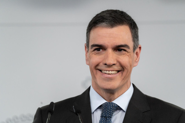 El presidente del Gobierno, Pedro Sánchez, durante una rueda de prensa posterior a la reunión con los representantes de los grupos parlamentarios, en La Moncloa, a 13 de marzo de 2025, en Madrid (España).