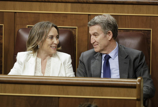 La secretaria general del PP, Cuca Gamarra y el presidente del PP, Alberto Núñez Feijóo, durante un pleno en el Congreso de los Diputados, a 12 de marzo de 2025, en Madrid (España).