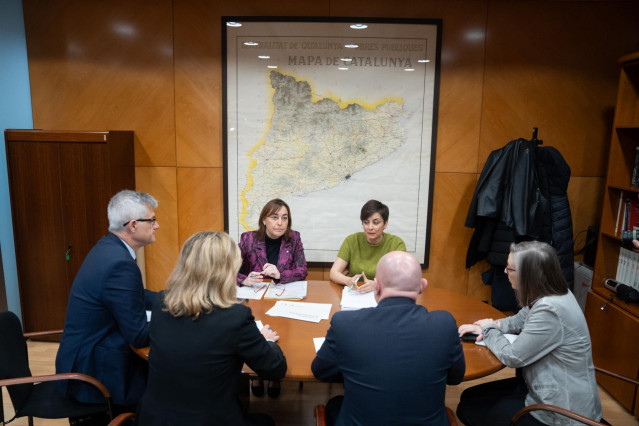 La ministra de Vivienda y Agenda Urbana, Isabel Rodríguez, junto a la consellera de Territorio, Vivienda y Transición Ecológica de la Generalitat, Sílvia Paneque, en una reunión en Barcelona