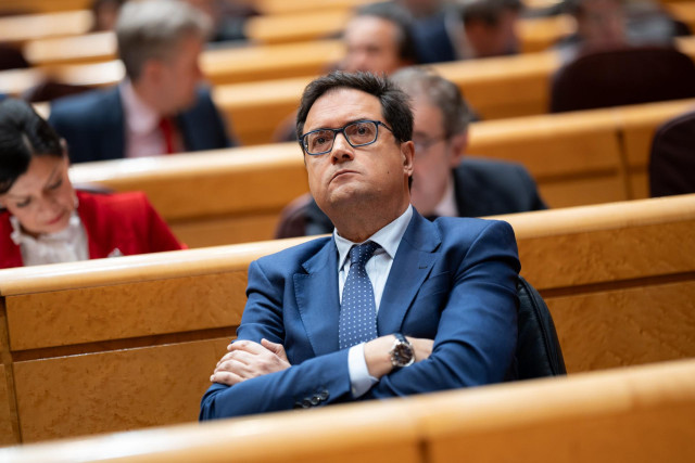 El ministro para la Transformación Digital y de la Función Pública, Óscar López, durante una sesión de control en el Senado, a 11 de marzo de 2025, en Madrid (España).
