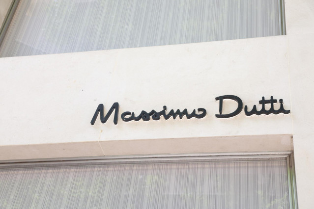 Archivo - Cartel de una tienda de Massimo Dutti