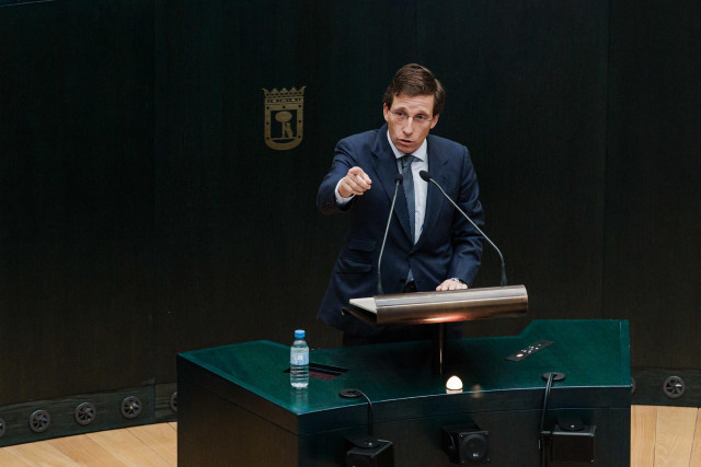 El alcalde de Madrid, José Luis Martínez Almeida, interviene durante una sesión ordinaria del Pleno
