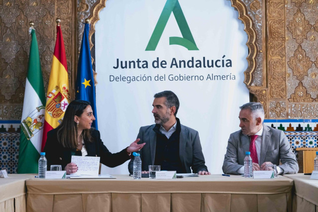 En el centro, el consejero andaluz de Agricultura, Pesca, Agua y Desarrollo Rural, Ramón Fernández-Pacheco, junto sus homólogos de la Región de Murcia y la Comunidad Valenciana, Sara Rubira y Miguel Barrachina, respectivamente.