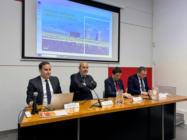 El socio responsable del sector de Energía en PwC España, Óscar Barrero; el presidente de Foro Nuclear, Ignacio Araluce; el director de Desarrollo Sostenible de Foment, Salvador Sedó; y presidente de la Amac, Juan Pedro Sánchez, en la presentación