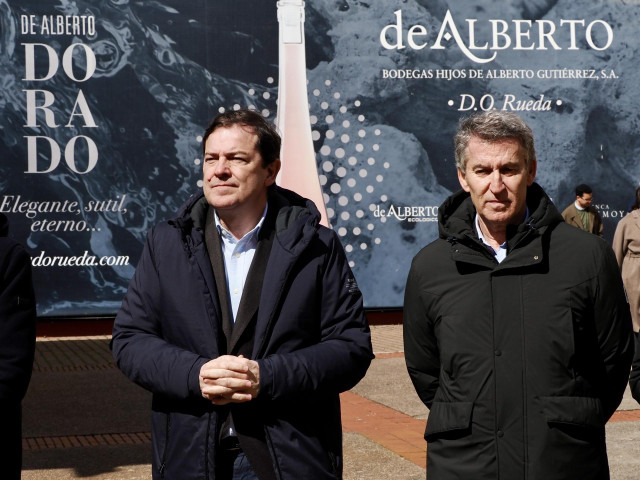El presidente del Partido Popular, Alberto Núñez Feijóo, y el presidente de la Junta de Castilla y León y del PP regional, Alfonso Mañueco, visitan las Bodegas Hijos de Alberto Gutierrez, en SerradA.