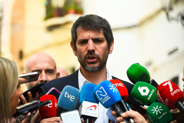 El ministro de Cultura, Ernest Urtasun, atiende a los medios de comunicación