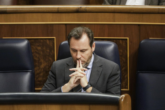 El ministro de Transportes, Óscar Puente, durante un pleno en el Congreso de los Diputados, a 12 de marzo de 2025, en Madrid (España).