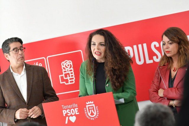 El presidente del Grupo Socialista en el Cabildo de Tenerife, Pedro Martín, la alcaldesa de Granadilla, Jennifer Miranda, y la secretaria general, Tamara Raya, en una rueda de prensa para analizar la moción de censura en Granadilla